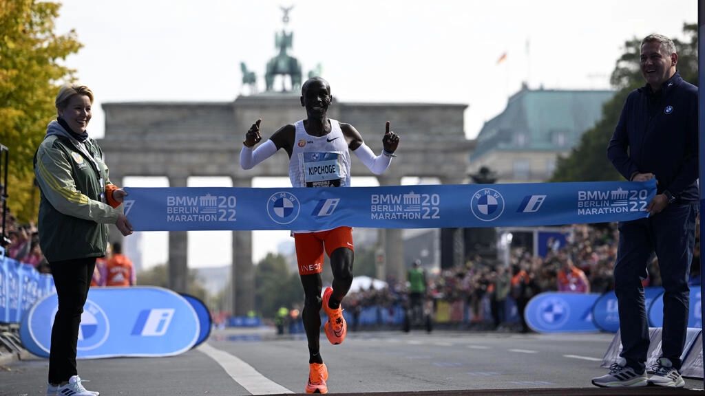 الكيني Eliud Kipchoge يحطم الرقم القياسي العالمي للماراثون