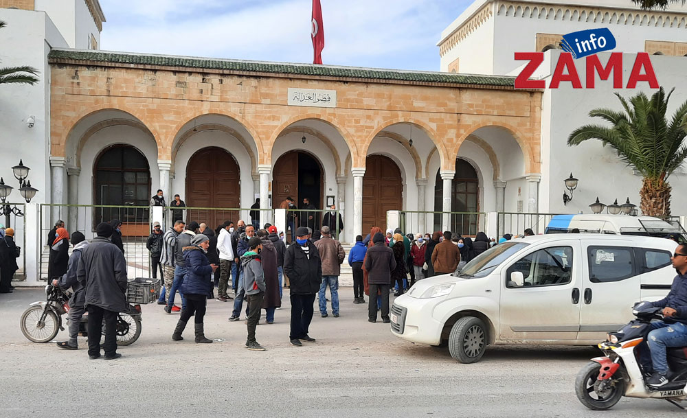 إصدار بطاقة إيداع بالسجن في شأن 11 شخصا عمدوا إلى غلق الطريق أمام مقر